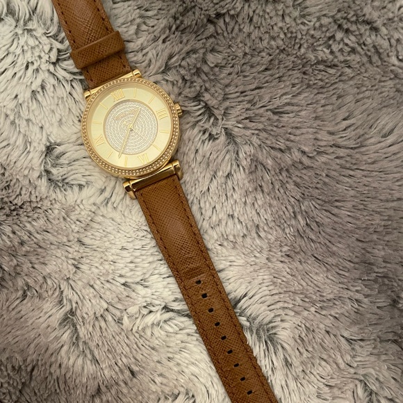 Classic Michael Kors Watch with Leather Strap - Picture 4 of 4